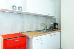 Coffee/tea maker, cookware/dishes/utensils