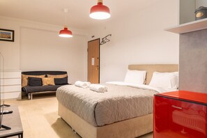 1 dormitorio, tabla de planchar con plancha, wifi gratis y ropa de cama