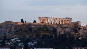Le Parthénon, perché sur une colline, offre une vue sur la ville environnante.