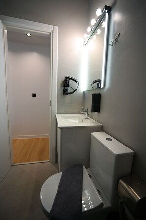 Hårføner og håndklær