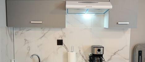 Wasserkocher mit Kaffee-/Teezubehör, Kochgeschirr/Geschirr/Besteck