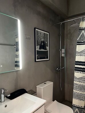 Sèche-cheveux, serviettes fournies