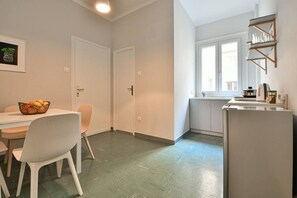 Fridge, stovetop, coffee/tea maker, cookware/dishes/utensils - Athenian Suite by Zeus suites (Athina)