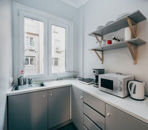 Kühlschrank, Herdplatte, Wasserkocher mit Kaffee-/Teezubehör