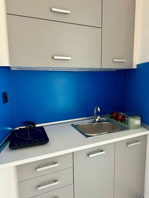 Cafetière-théière, vaisselle et ustensiles, table de salle à manger