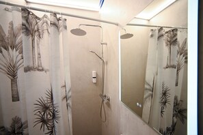 Sèche-cheveux, serviettes fournies
