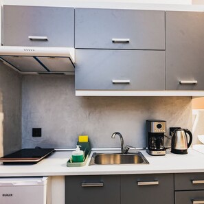 Coffee/tea maker, cookware/dishes/utensils