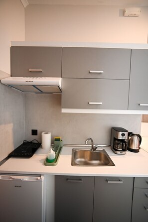 Coffee/tea maker, cookware/dishes/utensils