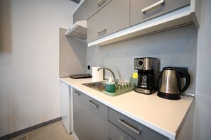 Coffee/tea maker, cookware/dishes/utensils