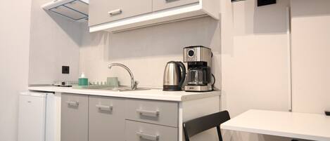 Coffee/tea maker, cookware/dishes/utensils