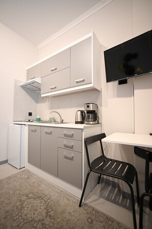 Wasserkocher mit Kaffee-/Teezubehör, Kochgeschirr/Geschirr/Besteck