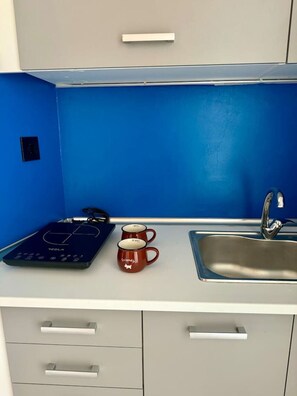 Coffee/tea maker, cookware/dishes/utensils