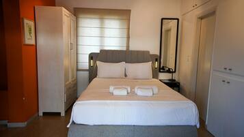 1 bedroom, desk, iron/ironing board, WiFi