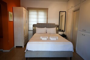 1 bedroom, desk, iron/ironing board, WiFi