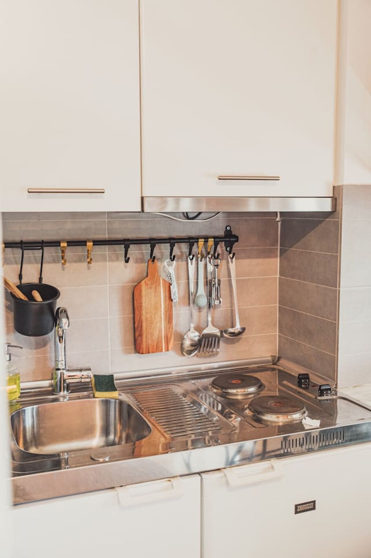 Stovetop, coffee/tea maker, dining tables