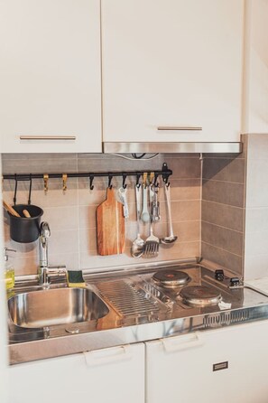 Een kookplaat, een koffiezetapparaat/waterkoker, een eettafel