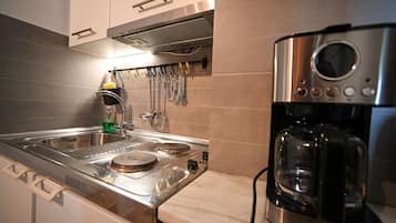 Stovetop, coffee/tea maker, dining tables