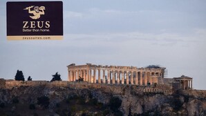 El Partenón en Atenas, Grecia, con una vista clara de su arquitectura clásica y columnas.