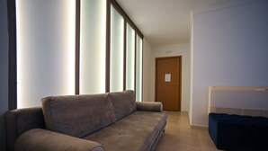 Una habitación con sofá, cama y puerta.