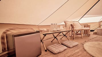 Tienda de lujo, varias camas, vistas parciales al mar | 1 dormitorio y wifi gratis