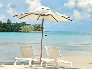 プライベートビーチ、サンラウンジャー、ビーチパラソル、ビーチタオル
