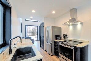 Refrigerador, microondas, horno, placa de cocina