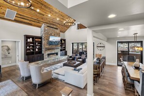 Smart TV, fireplace