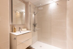 Shower, towels - P206-262 UHC AQUA FAMILY COMPLEX (La Pineda)