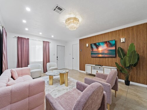 This apartment is a 2 bedroom(s), 2 bathrooms, located in Oakland Park, FL.