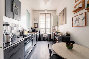Réfrigérateur, micro-ondes, lave-vaisselle, grille-pain
