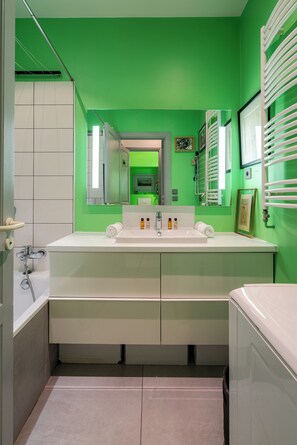 Douche, sèche-cheveux, serviettes fournies