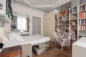 2 bedrooms, WiFi, bed sheets - Playful Atelier, by Veeve (Paris)