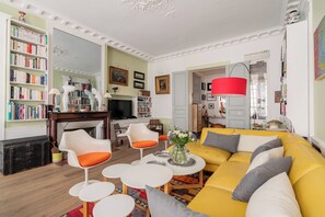 TV, offices - Playful Atelier, by Veeve (Paris)