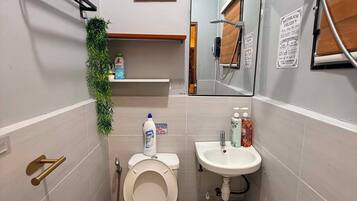 Doccia, asciugacapelli, bidet, asciugamani