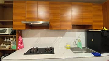 Kühlschrank, Mikrowelle, Herdplatte, Wasserkocher mit Kaffee-/Teezubehör