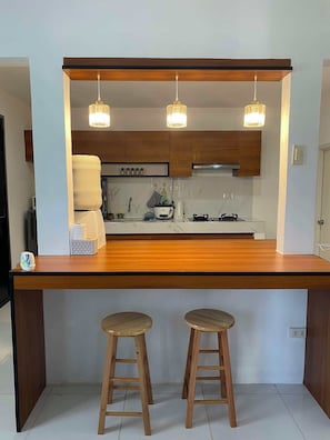 Kühlschrank, Mikrowelle, Herdplatte, Wasserkocher mit Kaffee-/Teezubehör