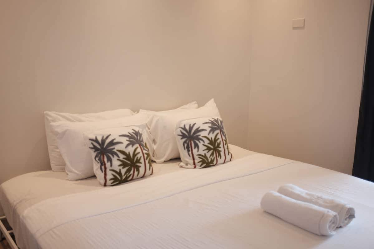 Comfort Apartment, Beach View | 1 bilik tidur, bar mini, peti besi dalam bilik 