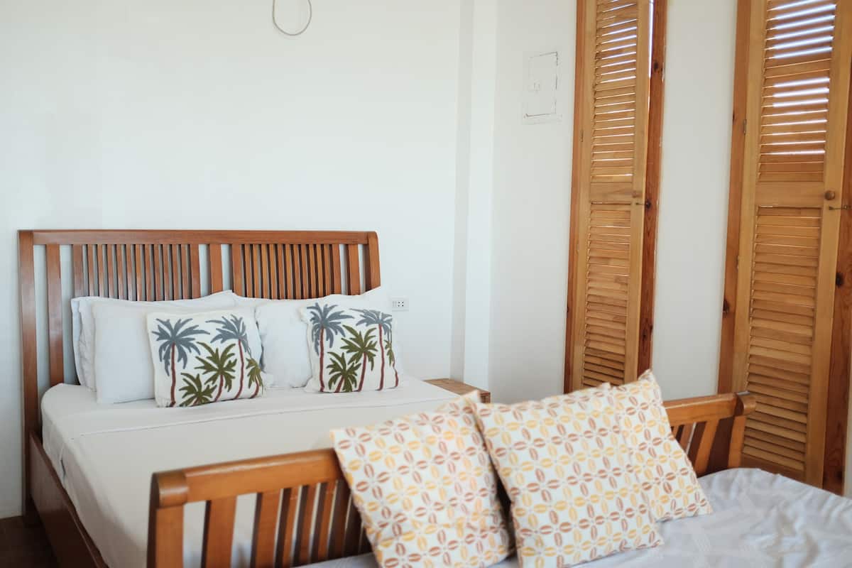 Deluxe Apartment, Kitchen, Beach View | 1 bilik tidur, bar mini, peti besi dalam bilik 