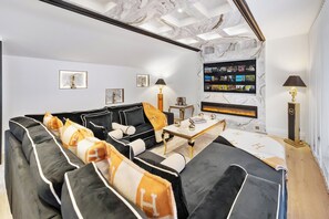 Télévision, cheminée