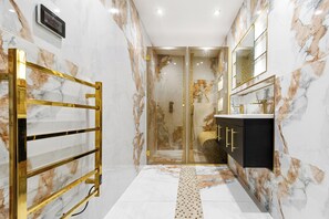 Douche, sèche-cheveux, serviettes fournies