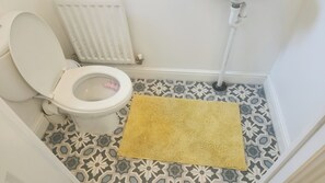 Deep soaking tub, hair dryer, towels