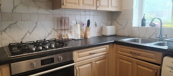 3bed Maidstone Stay - Wifi, Parking, London Access