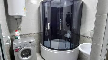 Haartrockner, Handtücher, Seife, Shampoo