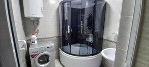 Asciugacapelli, asciugamani, sapone, shampoo