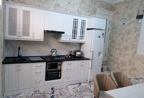 Réfrigérateur, micro-ondes, four, plaque de cuisson