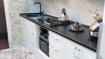 Refrigerador, microondas, horno, placa de cocina