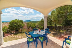 Outdoor dining - Apartments with spectacular views of Budoni Bay 3 min. from the sea-4 places (Malamurì)