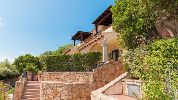 A stone staircase leading to a building with a balcony and a satellite dish. - Apartments with spectacular views of Budoni Bay 3 min. from the sea-4 places (Malamurì)