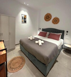 2 bedrooms, in-room safe, desk, iron/ironing board - Cycladic Cocoon ~ Mykonos Town ~ (Mikonos)