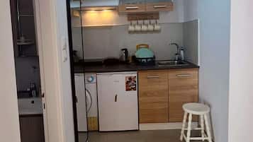 Køleskab, mikrobølgeovn, ovn, kogeplade